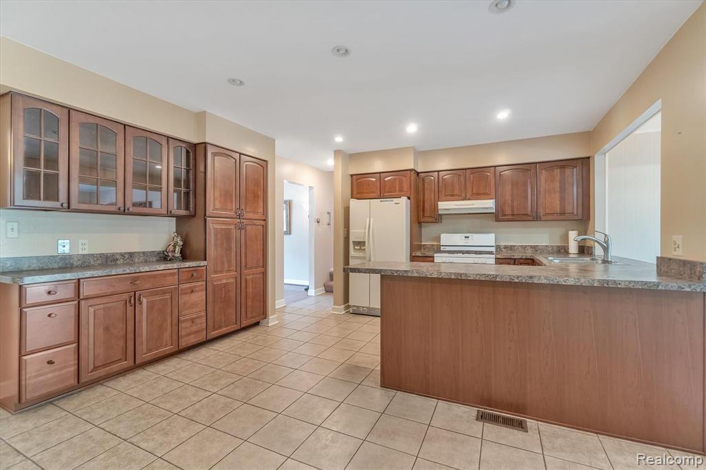 29537 Fox Grove Road Farmington Hills, MI 48334 - Photo 15 of 37