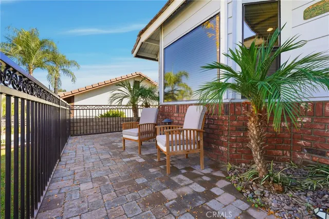 a view of entryway with a deck