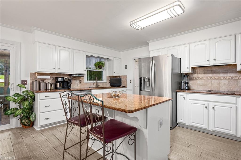 4418 Oakcliffe Road Greensboro, NC 27406 - Photo 10 of 48