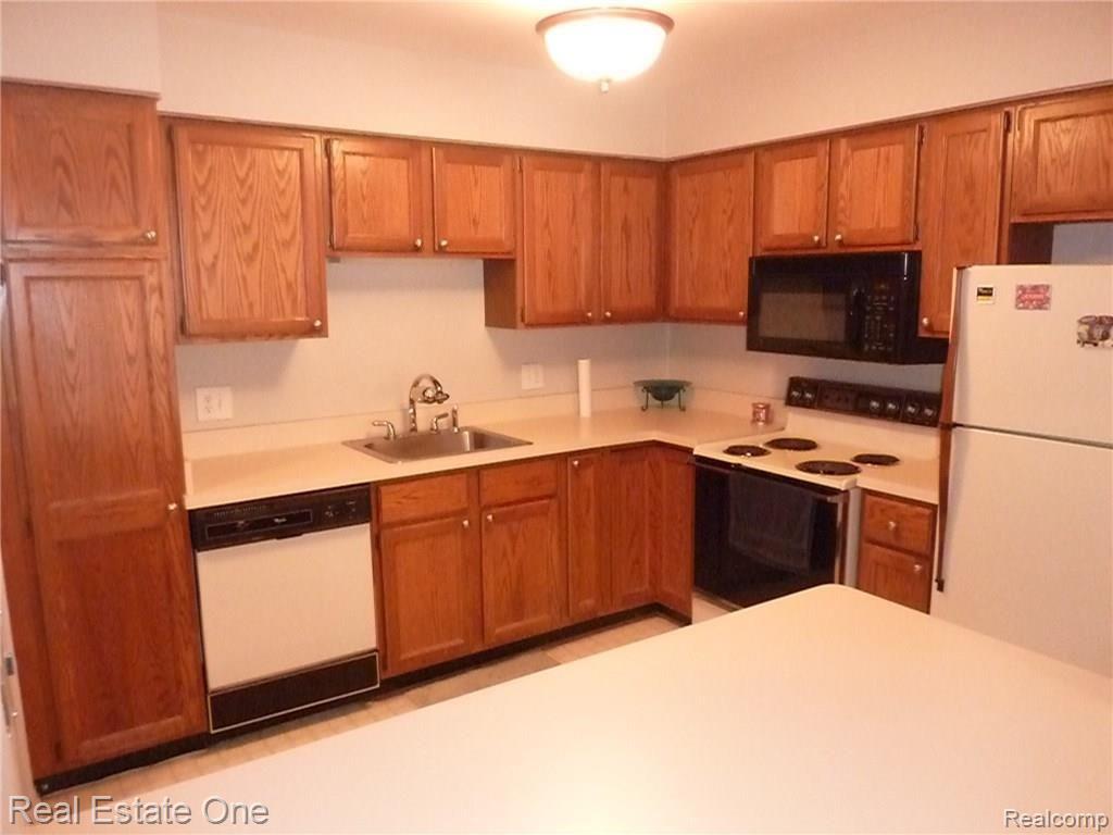 11869 Sycamore Road Plymouth, MI 48170 - Photo 2 of 10