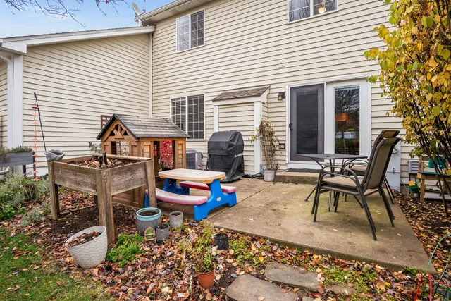 $349,900 | 352 Normandie Drive, Sugar Grove, IL 60554