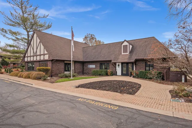 $349,900 | 352 Normandie Drive, Sugar Grove, IL 60554