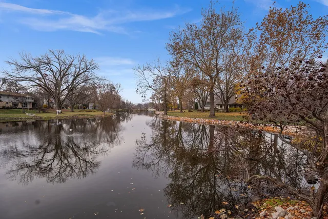 $349,900 | 352 Normandie Drive, Sugar Grove, IL 60554