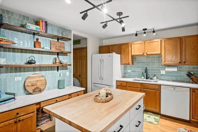 $349,900 | 352 Normandie Drive, Sugar Grove, IL 60554