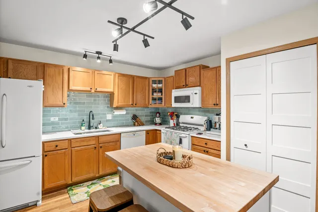 $349,900 | 352 Normandie Drive, Sugar Grove, IL 60554