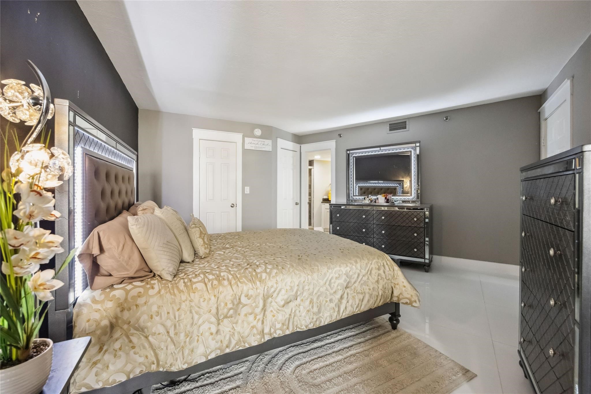 3525 Sage Road, Unit 1713 Houston, TX 77056 - Photo 12 of 25 a spacious bedroom with a bed and a flat screen tv