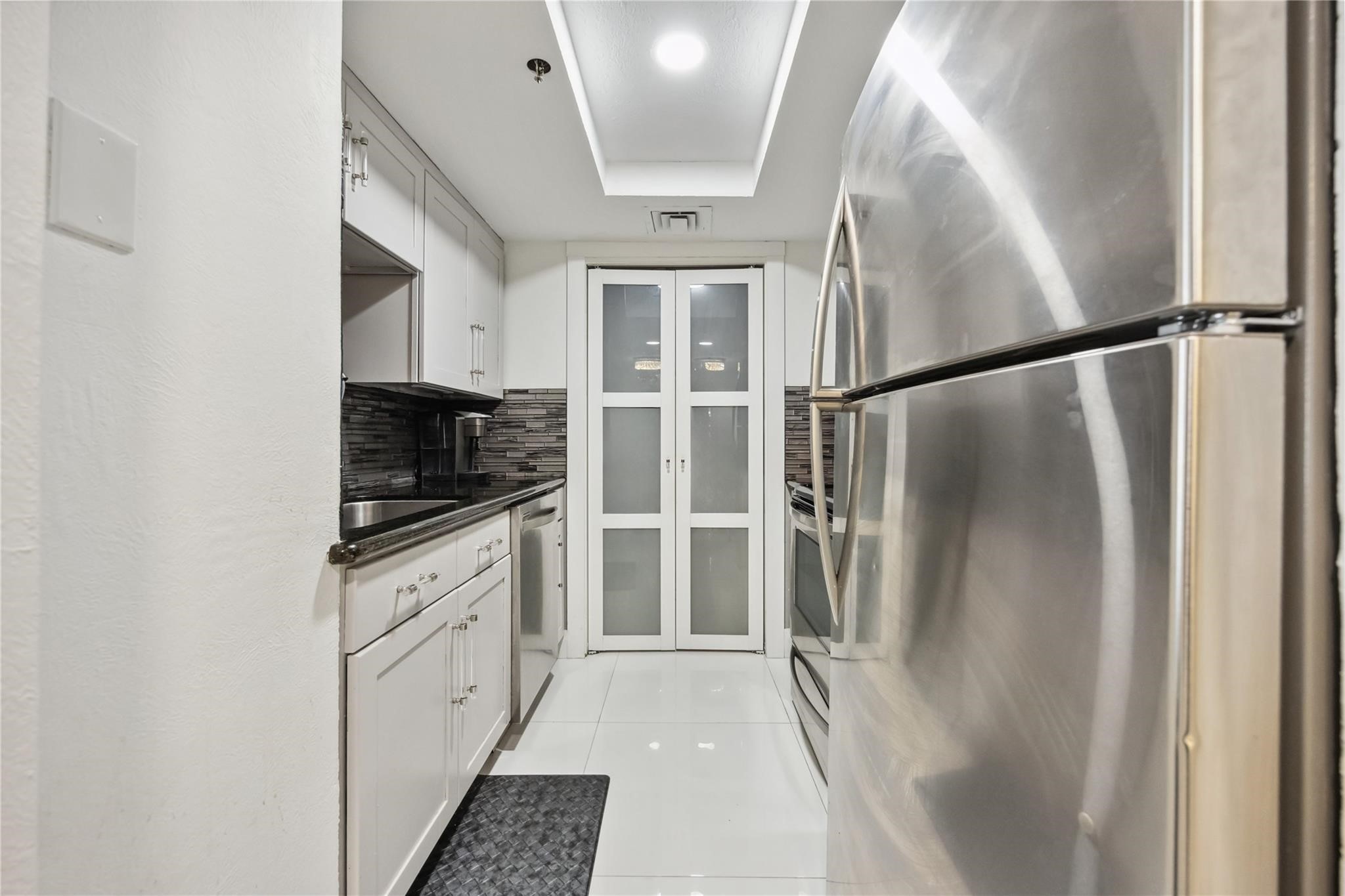 3525 Sage Road, Unit 1713 Houston, TX 77056 - Photo 21 of 25 a kitchen with a refrigerator and a stove top oven