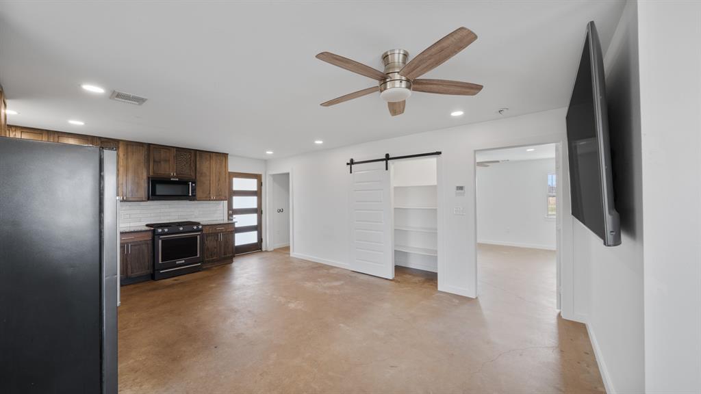 810 VZ County Road Canton, TX 75103 - Photo 4 of 28 entry from the front door