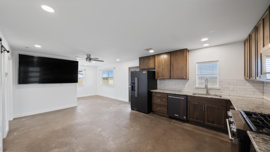 810 VZ County Road Canton, TX 75103 - Photo 6 of 28 kitchen/ living room area