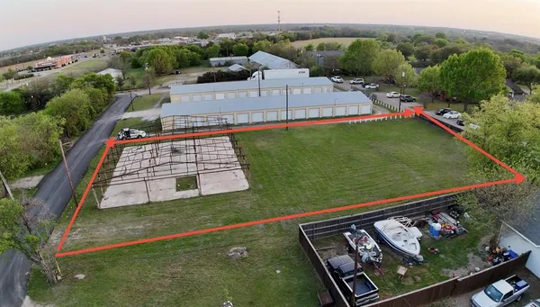 a view of a backyard with garden