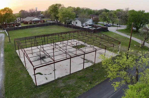 a view of a garden with houses