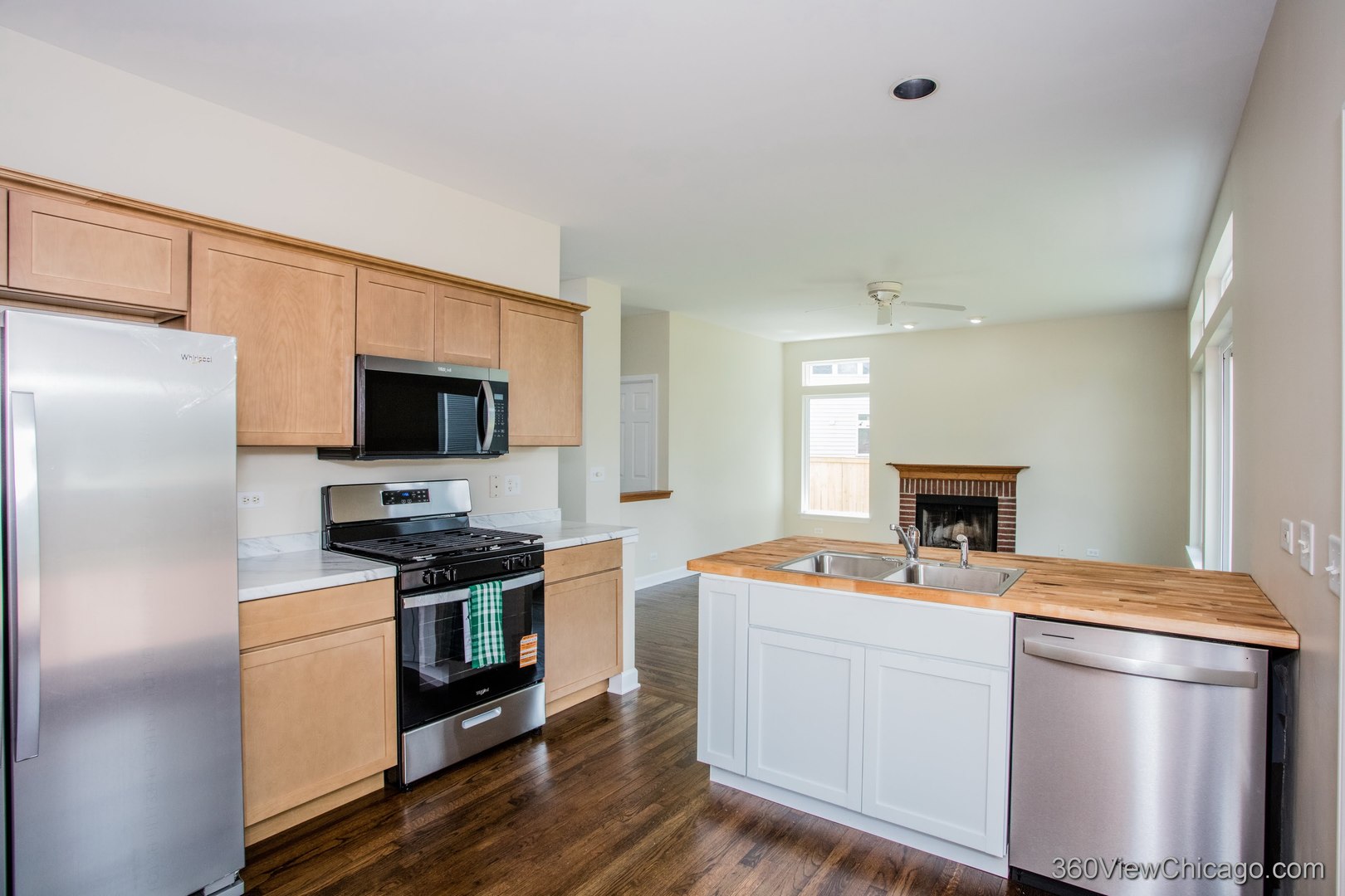 305 West Applegate Court Round Lake, IL 60073 - Photo 10 of 32