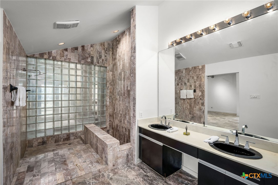 21660 Forest Waters Circle Garden Ridge, TX 78266 - Photo 19 of 34 Primary Bath