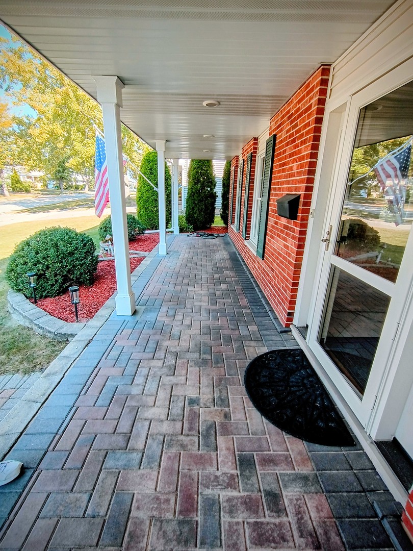 1367 South Elizabeth Street Lombard, IL 60148 - Photo 3 of 21 a view of outdoor space