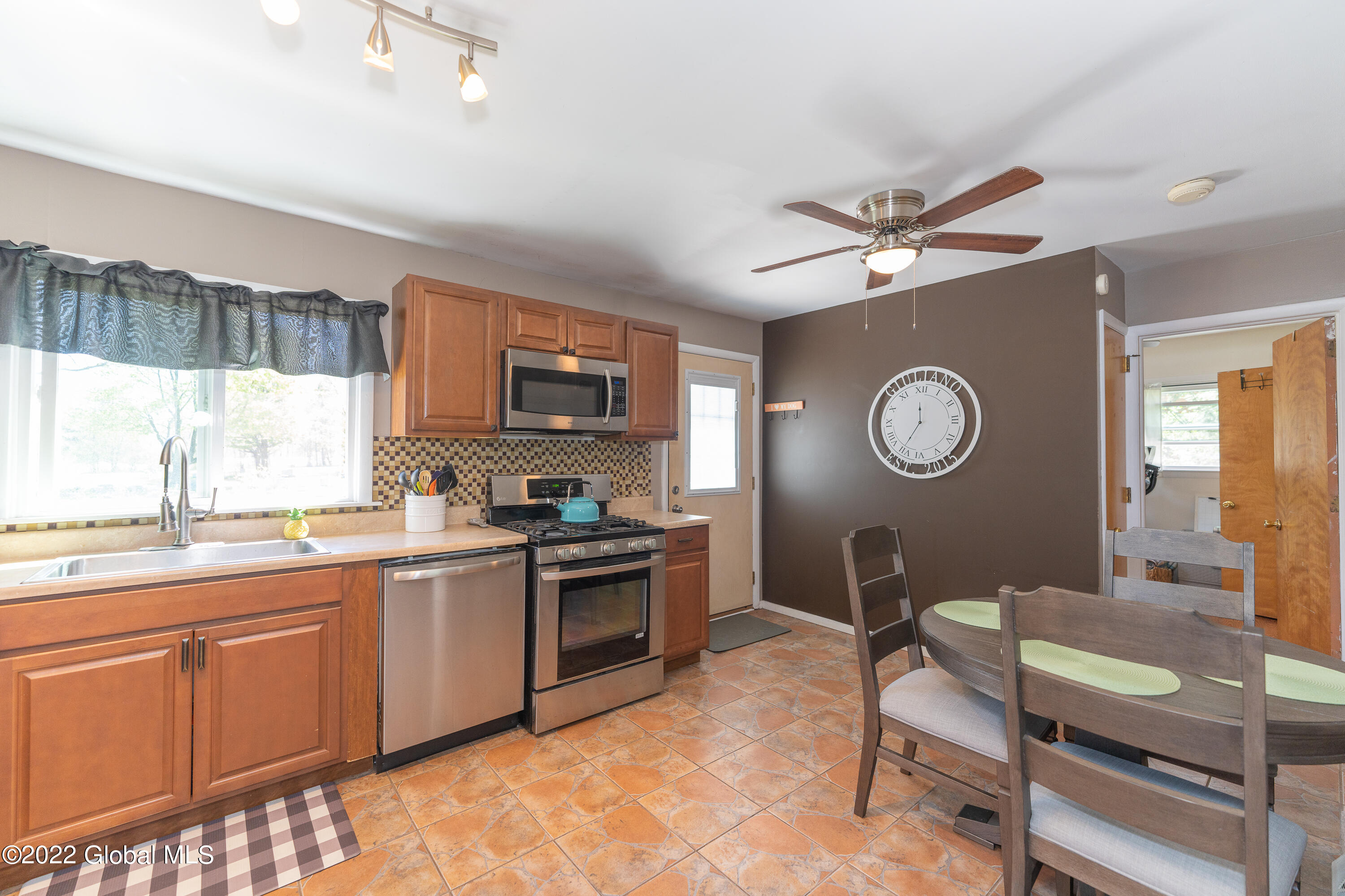 976 Riverview Road Schenectady, NY 12309 - Photo 11 of 36 2Kitchen 1