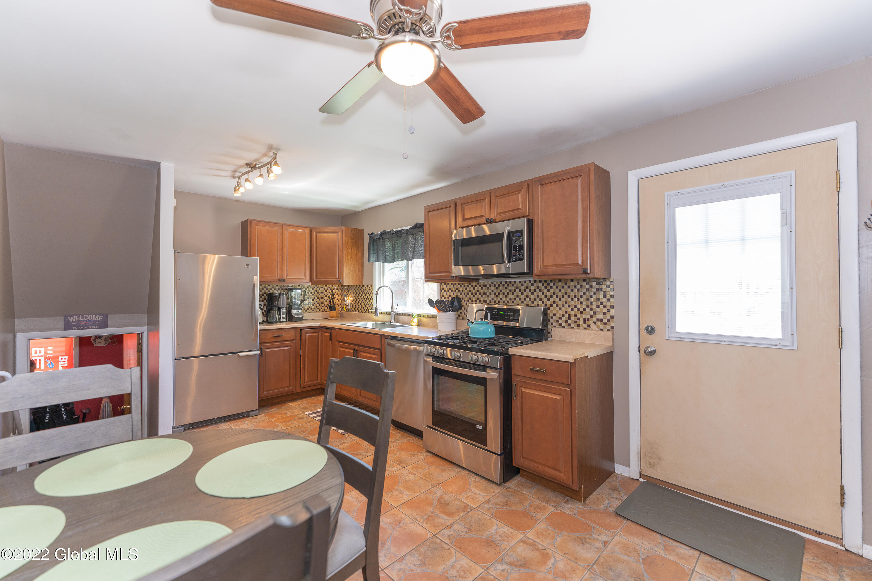 976 Riverview Road Schenectady, NY 12309 - Photo 12 of 36 2Kitchen 2