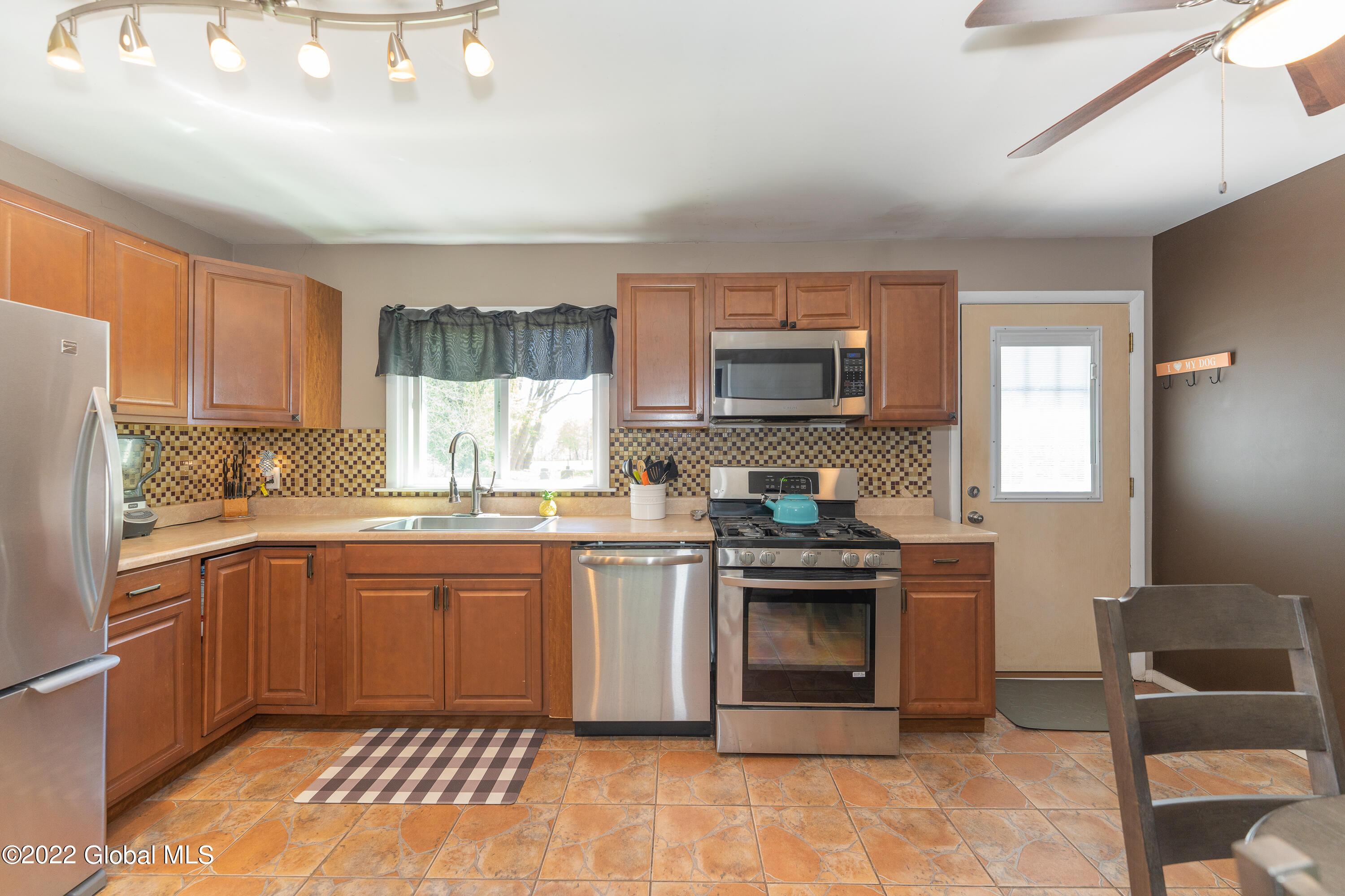 976 Riverview Road Schenectady, NY 12309 - Photo 15 of 36 2Kitchen 5