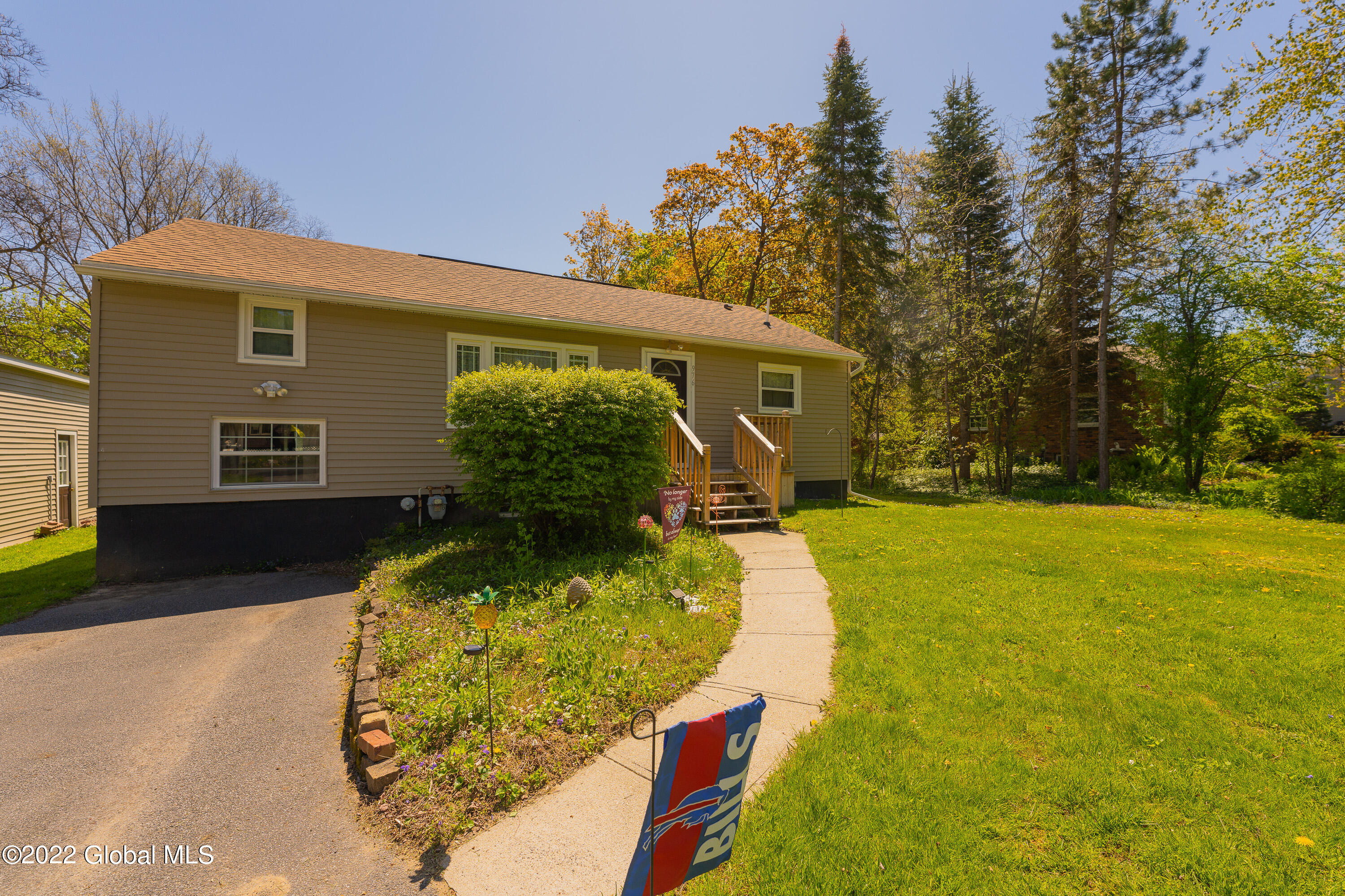 976 Riverview Road Schenectady, NY 12309 - Photo 5 of 36 0Front 5