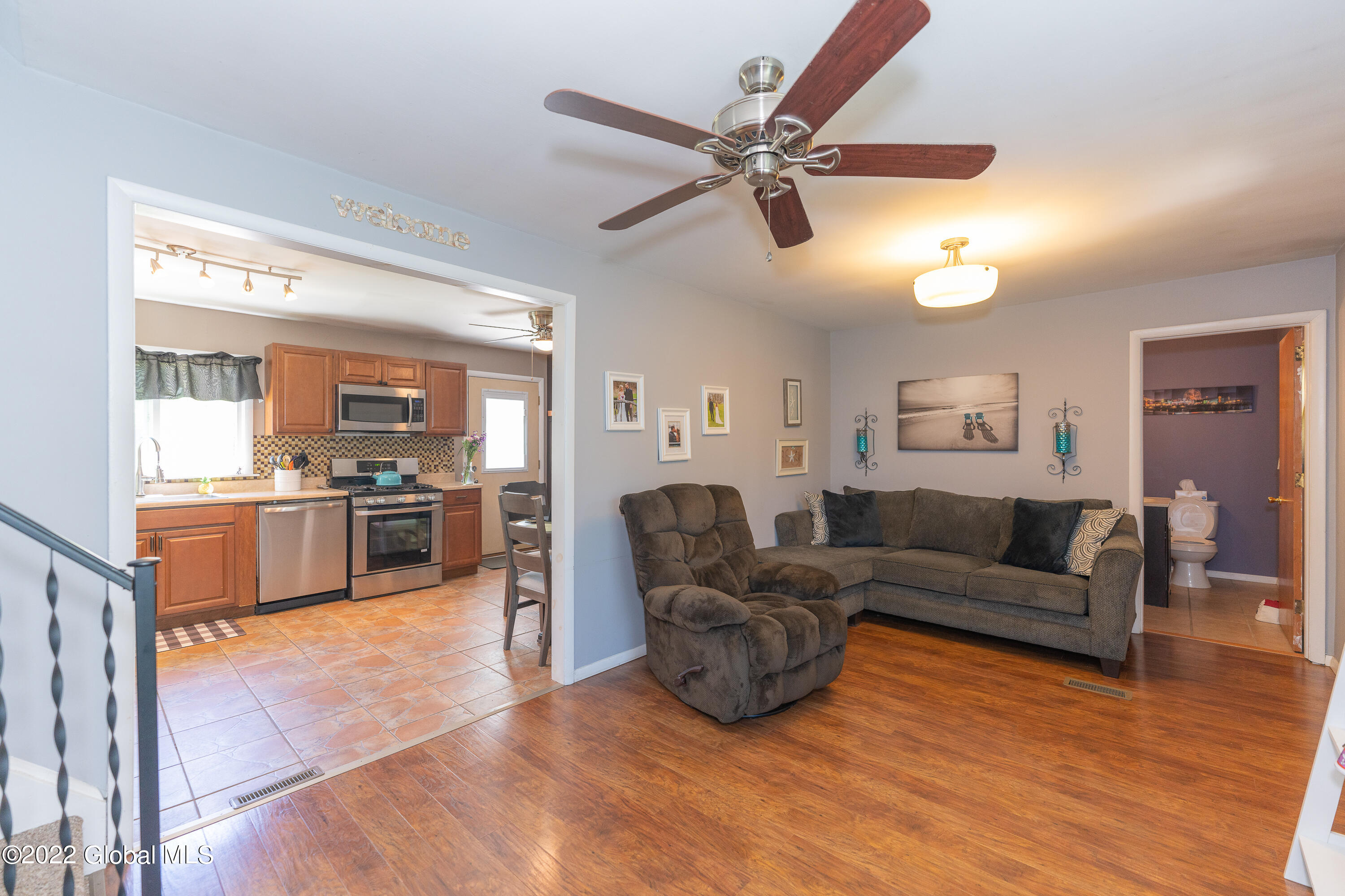 976 Riverview Road Schenectady, NY 12309 - Photo 8 of 36 1Living 2