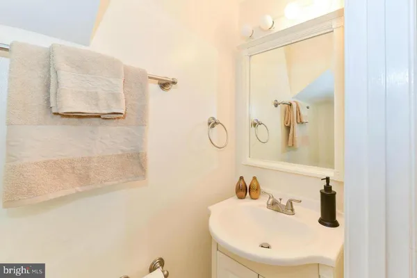 $2,499 | 1648 L Street Northeast, Washington, DC 20002