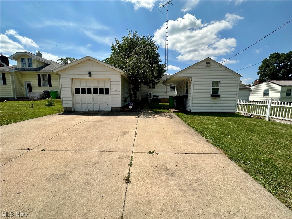 899 Roseland Road Alliance, OH 44601 - Photo 11 of 19 rear driveway, garage, shed