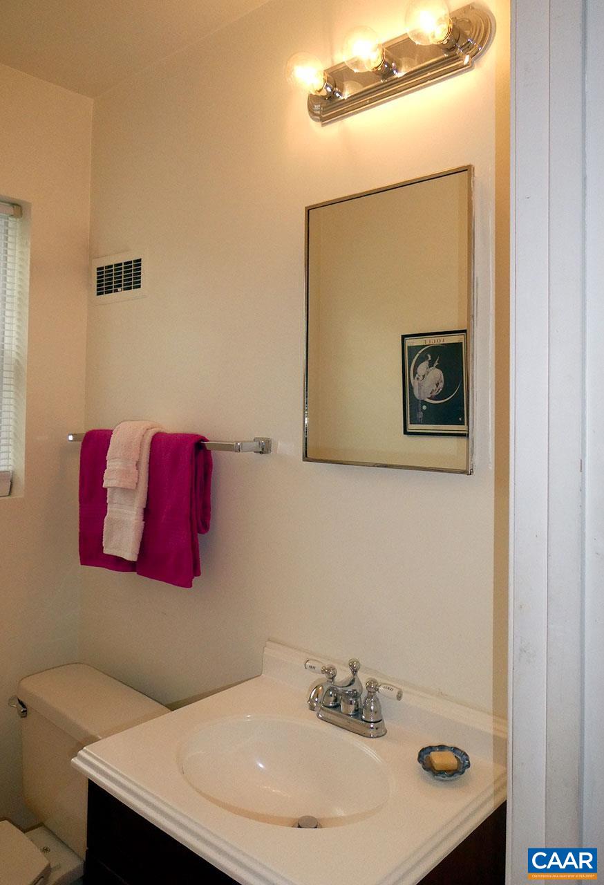 1600 Trailridge Road Charlottesville, VA 22903 - Photo 23 of 27 Half bath