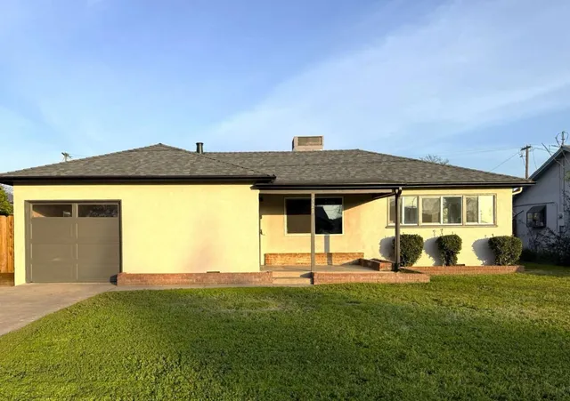 a view of a house with a yard