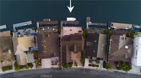 a street sign on the side of the road