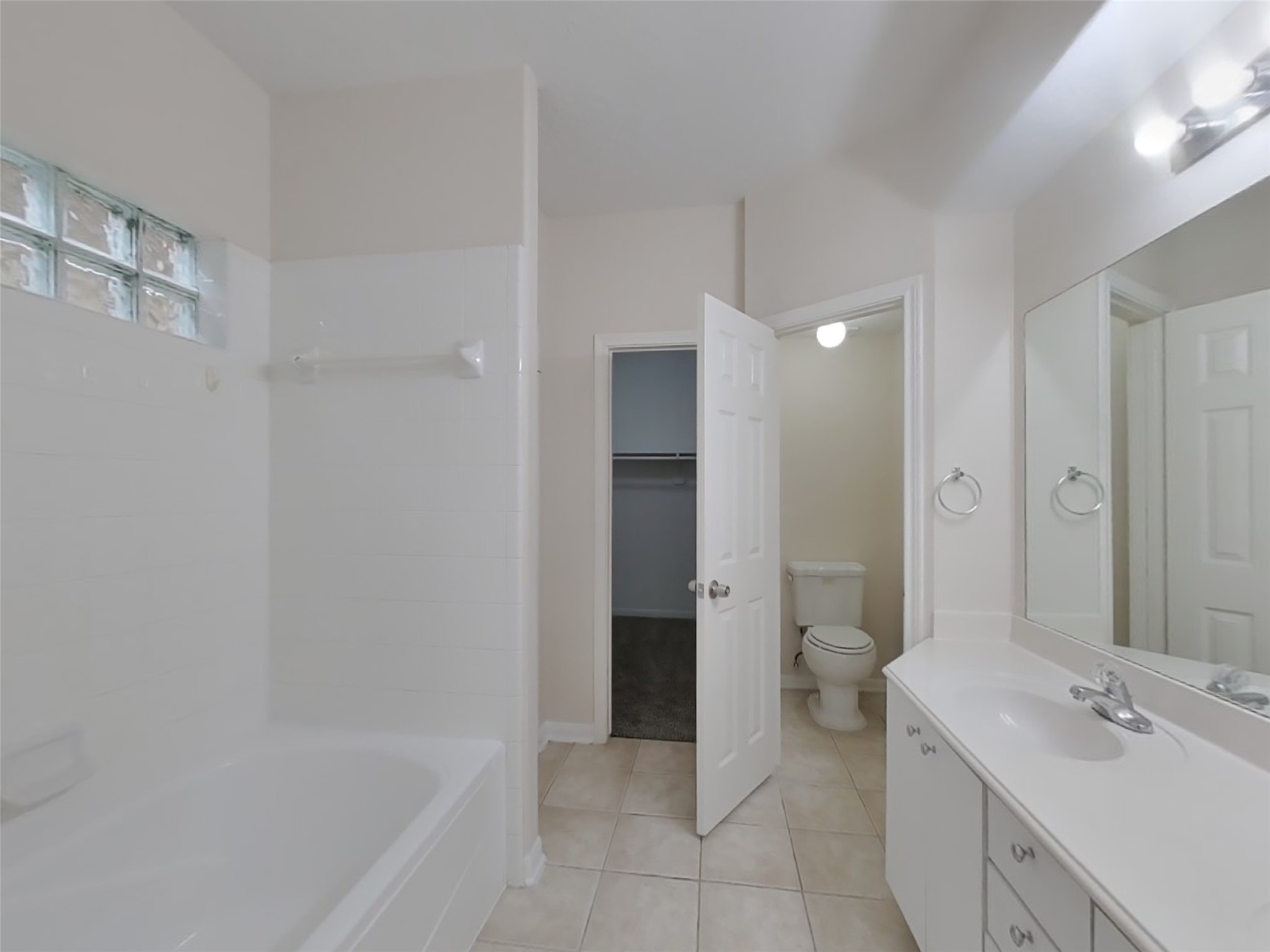2906 Crescent Bend Road Spring, TX 77388 - Photo 11 of 18 a bathroom with a bathtub and a sink