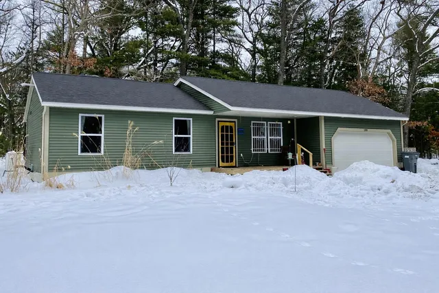$259,900 | 140 West Raymond Road, Twin Lake, MI 49457