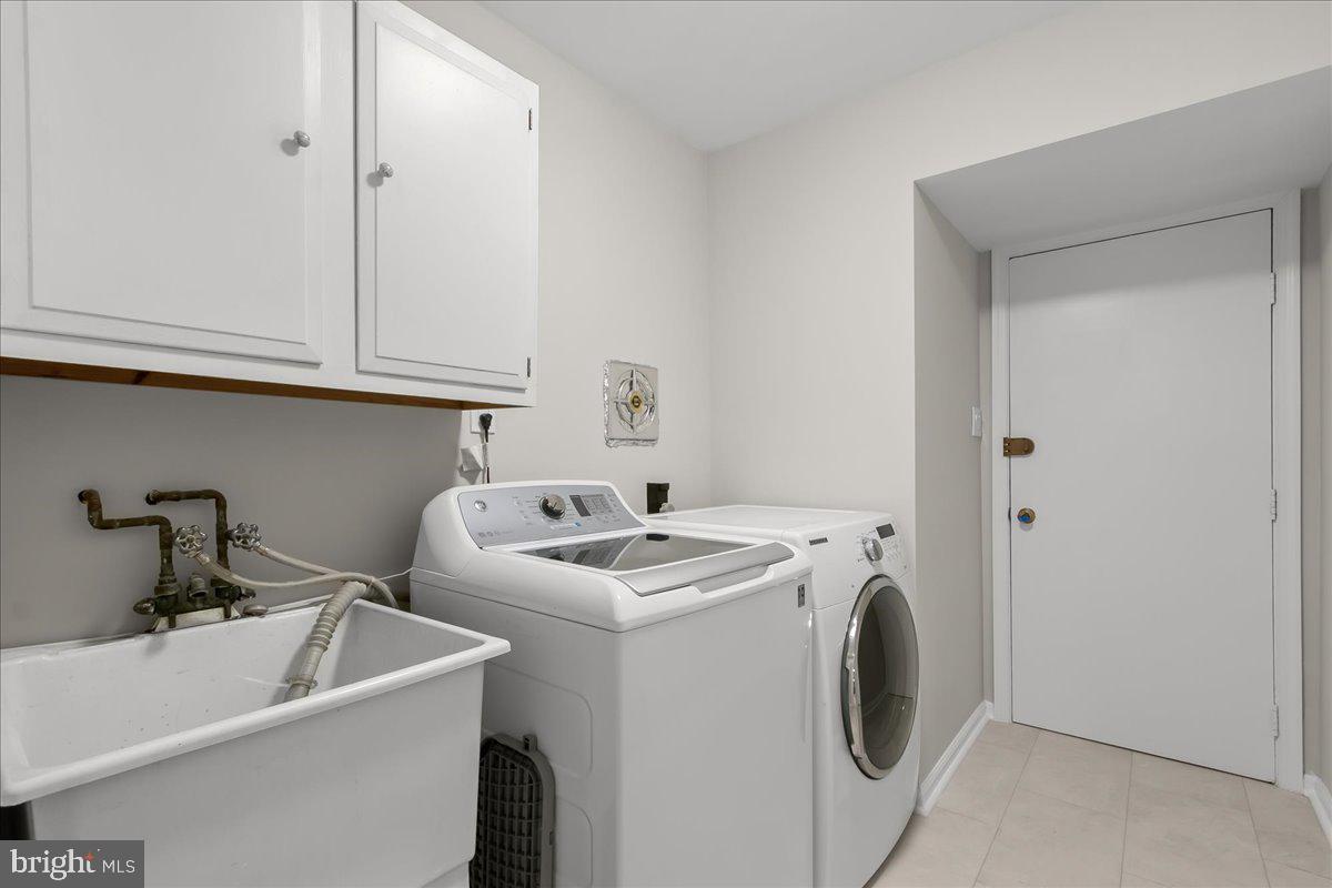 2053 Kings House Road Silver Spring, MD 20905 - Photo 15 of 33 Laundry off Kitchen