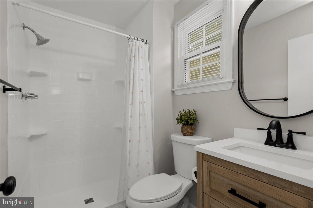 2053 Kings House Road Silver Spring, MD 20905 - Photo 22 of 33 Primary Bathroom