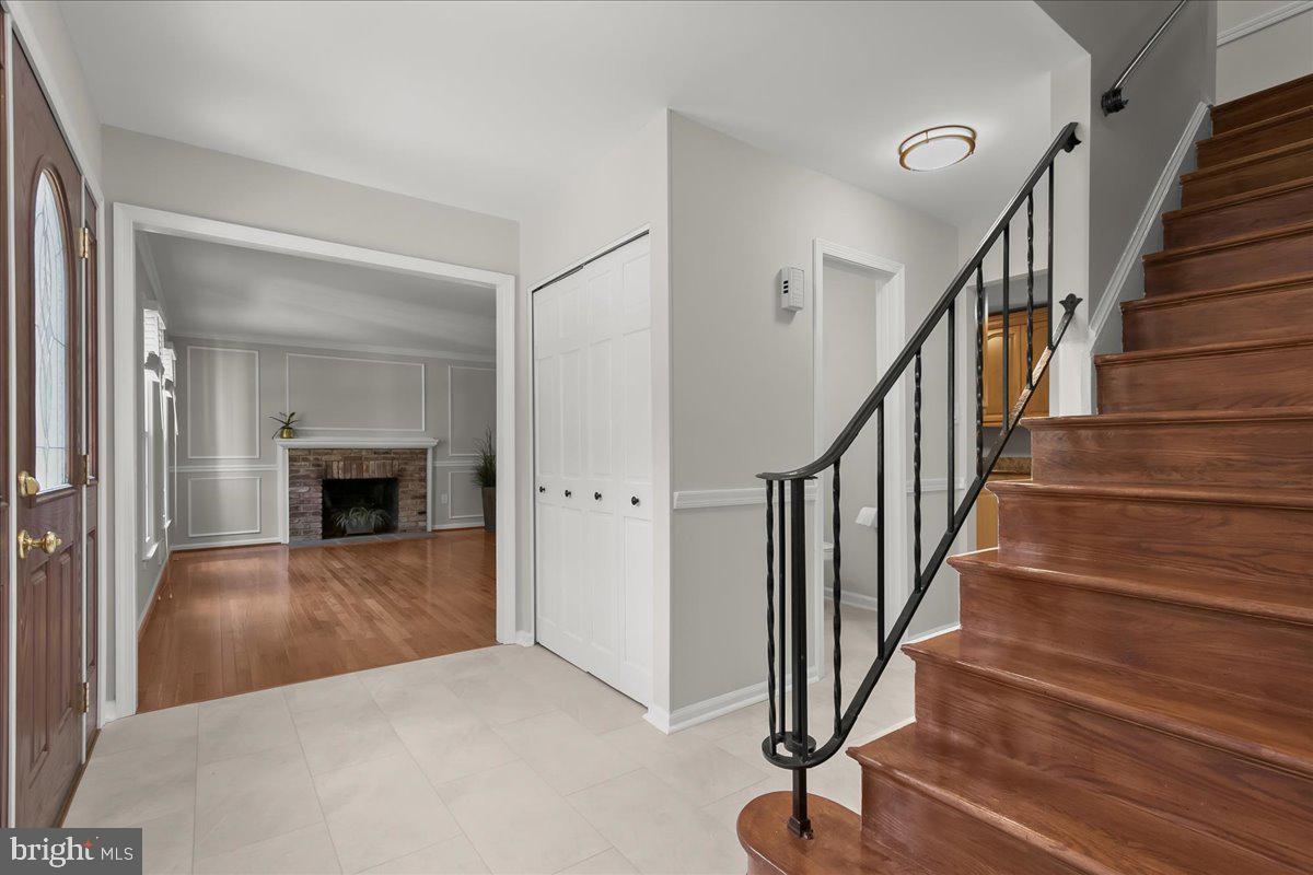 2053 Kings House Road Silver Spring, MD 20905 - Photo 4 of 33 Foyer