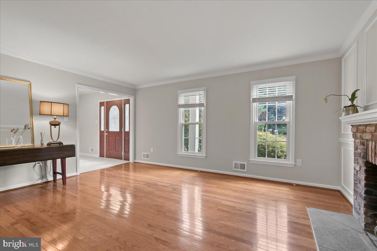 2053 Kings House Road Silver Spring, MD 20905 - Photo 6 of 33 Living Room