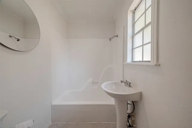 $1,950 | 5831 Annunciation Street, Houston, TX 77016