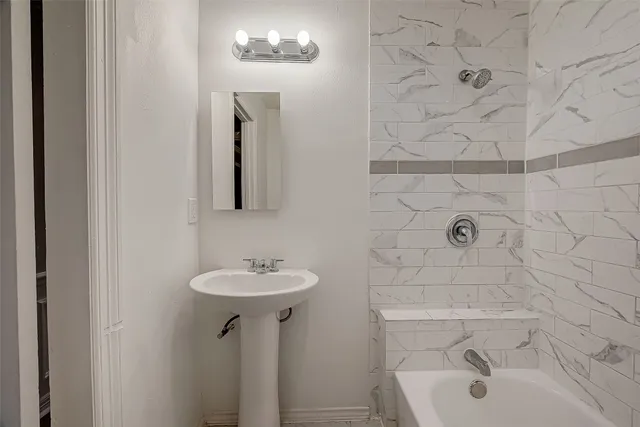 $1,950 | 5831 Annunciation Street, Houston, TX 77016