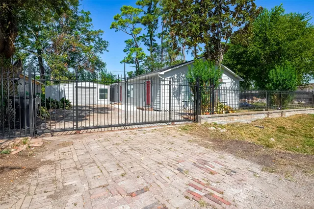 $1,950 | 5831 Annunciation Street, Houston, TX 77016