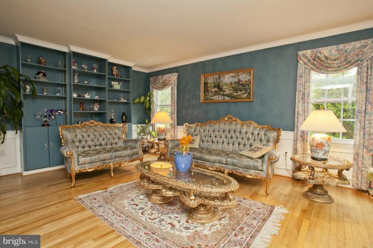 306 Summit Hall Road Gaithersburg, MD 20877 - Photo 2 of 29 Living Room