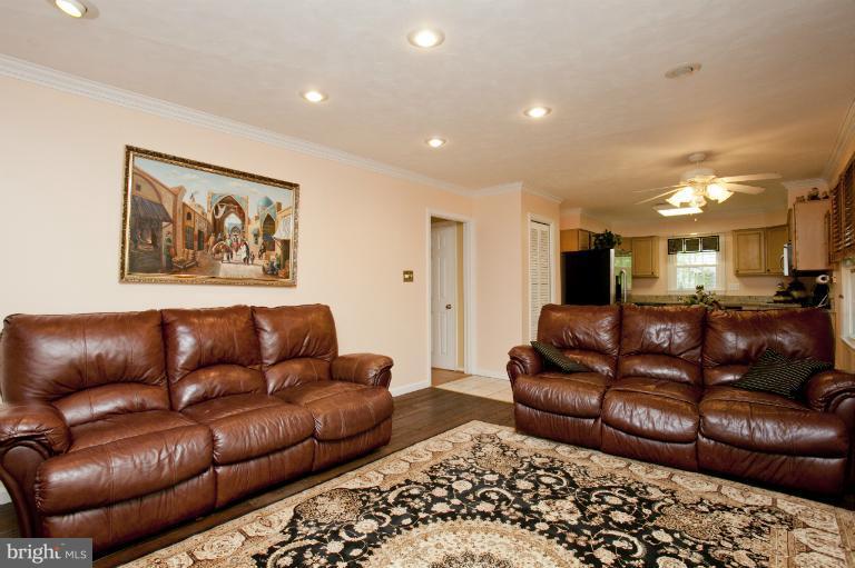 306 Summit Hall Road Gaithersburg, MD 20877 - Photo 13 of 29 Family Room