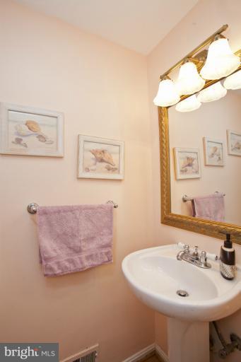 306 Summit Hall Road Gaithersburg, MD 20877 - Photo 27 of 29 Bath