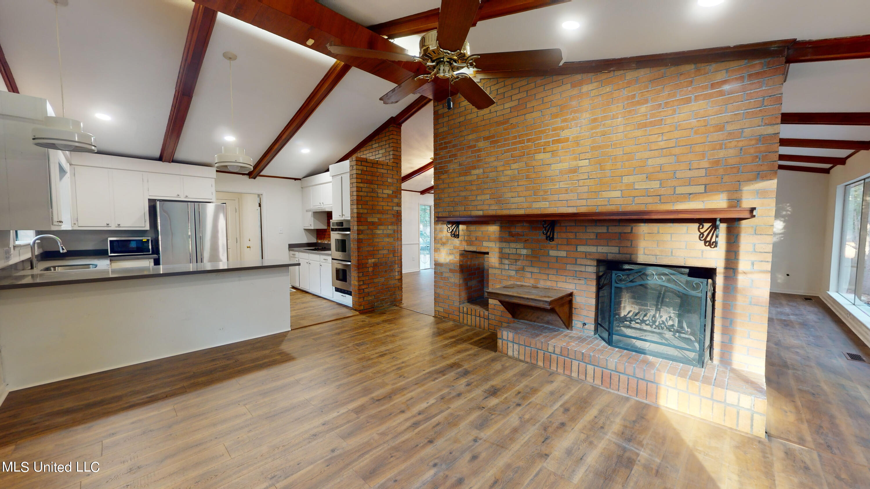 2203 Southwood Road Jackson, MS 39211 - Photo 4 of 18 2203-Southwood-11272023_190820