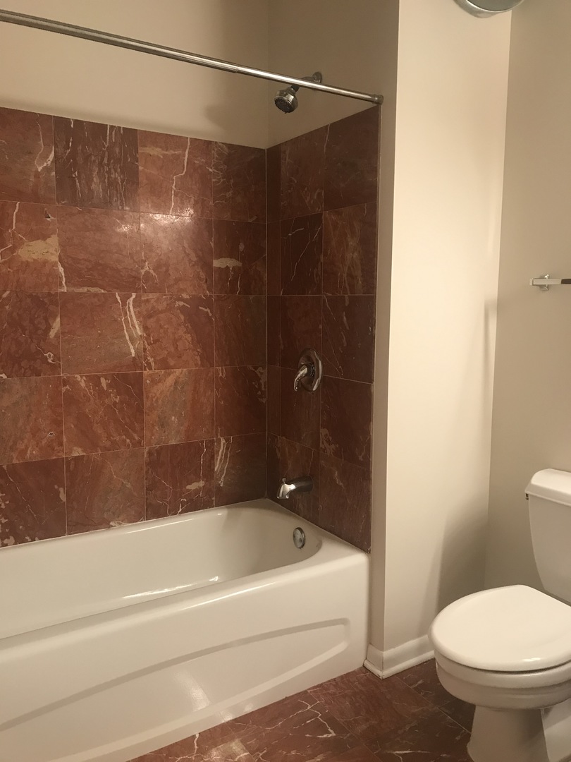 1200 West Monroe Street, Unit 618 Chicago, IL 60607 - Photo 8 of 10 a bathroom with a bathtub and a toilet