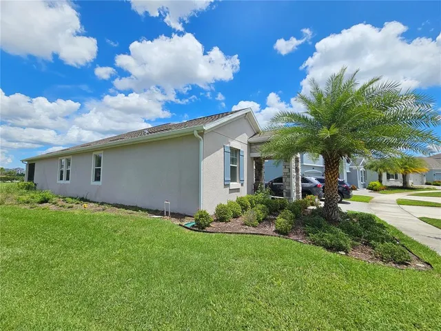 a view of a house with a back yard