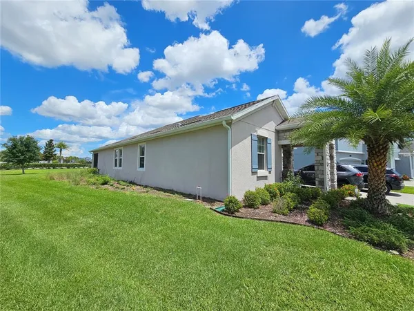 a view of a house with backyard