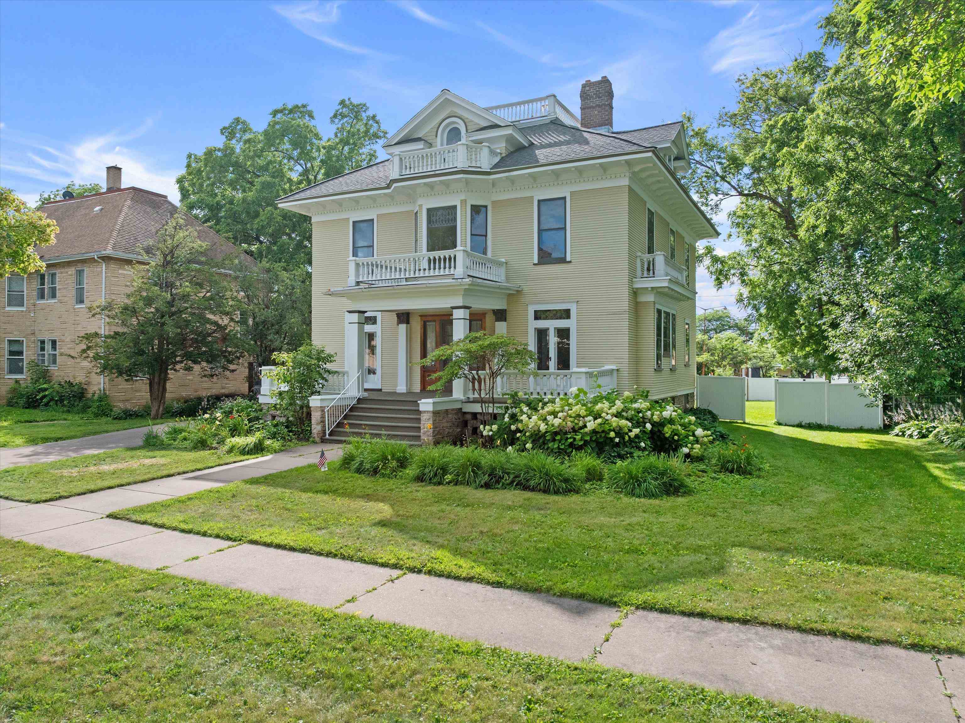 208 South Cherry Avenue Marshfield, WI 54449 - Photo 1 of 48