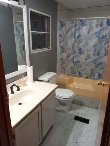 913 Maddox Road Centerville, TN 37033 - Photo 11 of 20 a bathroom with a sink a toilet and bathtub