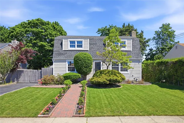 $770,000 | 25 Parkdale Drive, North Babylon, NY 11703