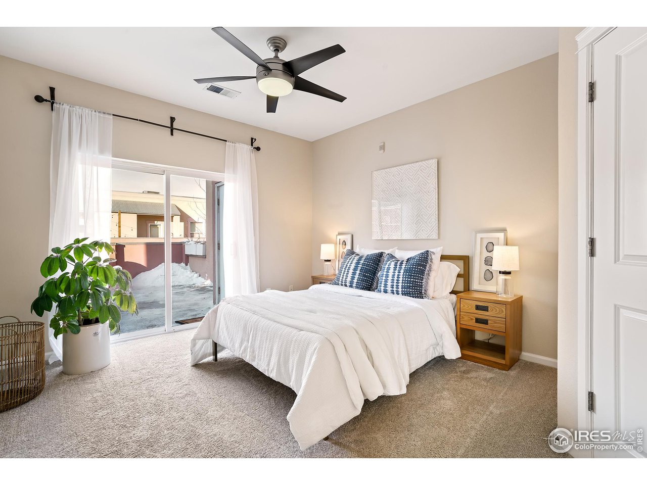 2625 Tabriz Place, Unit 21 Boulder, CO 80304 - Photo 16 of 24 a bedroom with a large bed and a chandelier