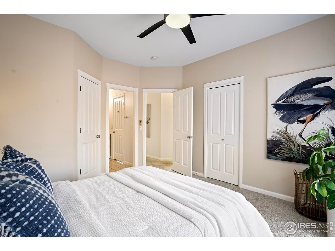 2625 Tabriz Place, Unit 21 Boulder, CO 80304 - Photo 18 of 24 a bedroom with a bed and a chandelier