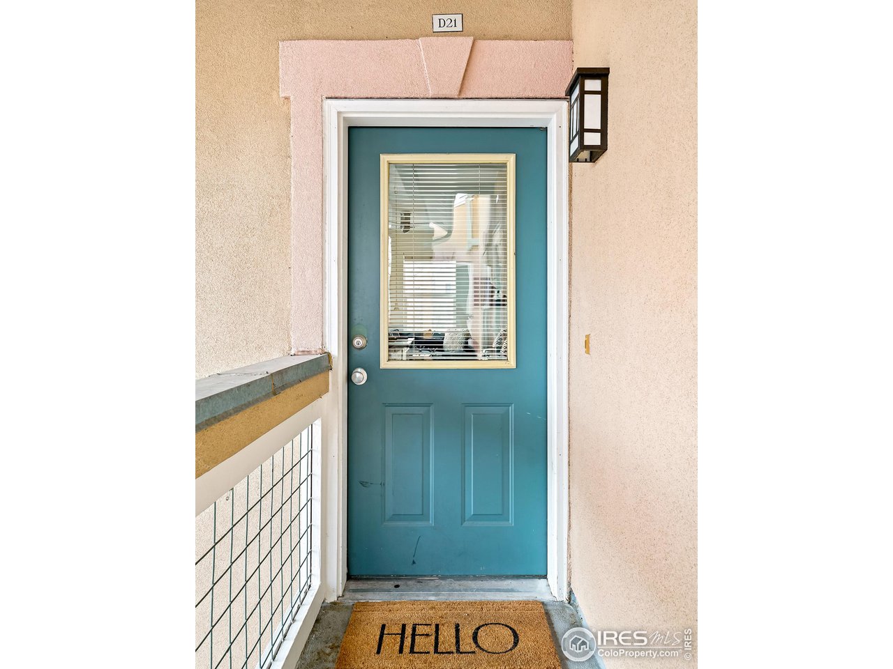 2625 Tabriz Place, Unit 21 Boulder, CO 80304 - Photo 4 of 24 a view of a hallway with a door and a mirror
